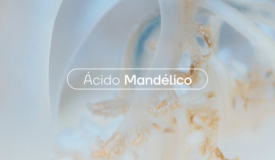 "Ácido mandélico" escrito en letra color blanco sobre un fondo color crema/celeste