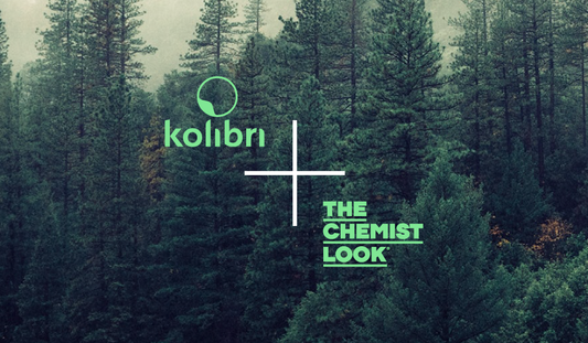 Imagen de un bosque con el texto "Kolibri + The Chemist Look" en color verde